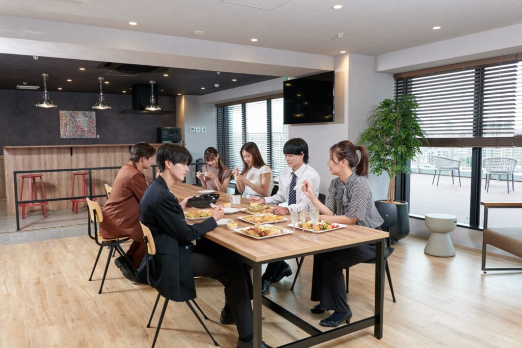 社員寮の「食事付き」はなぜ注目されている?社員の健康と定着を支える最新トレンドを解説