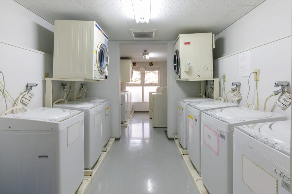 ドーミー赤坂_ランドリー01